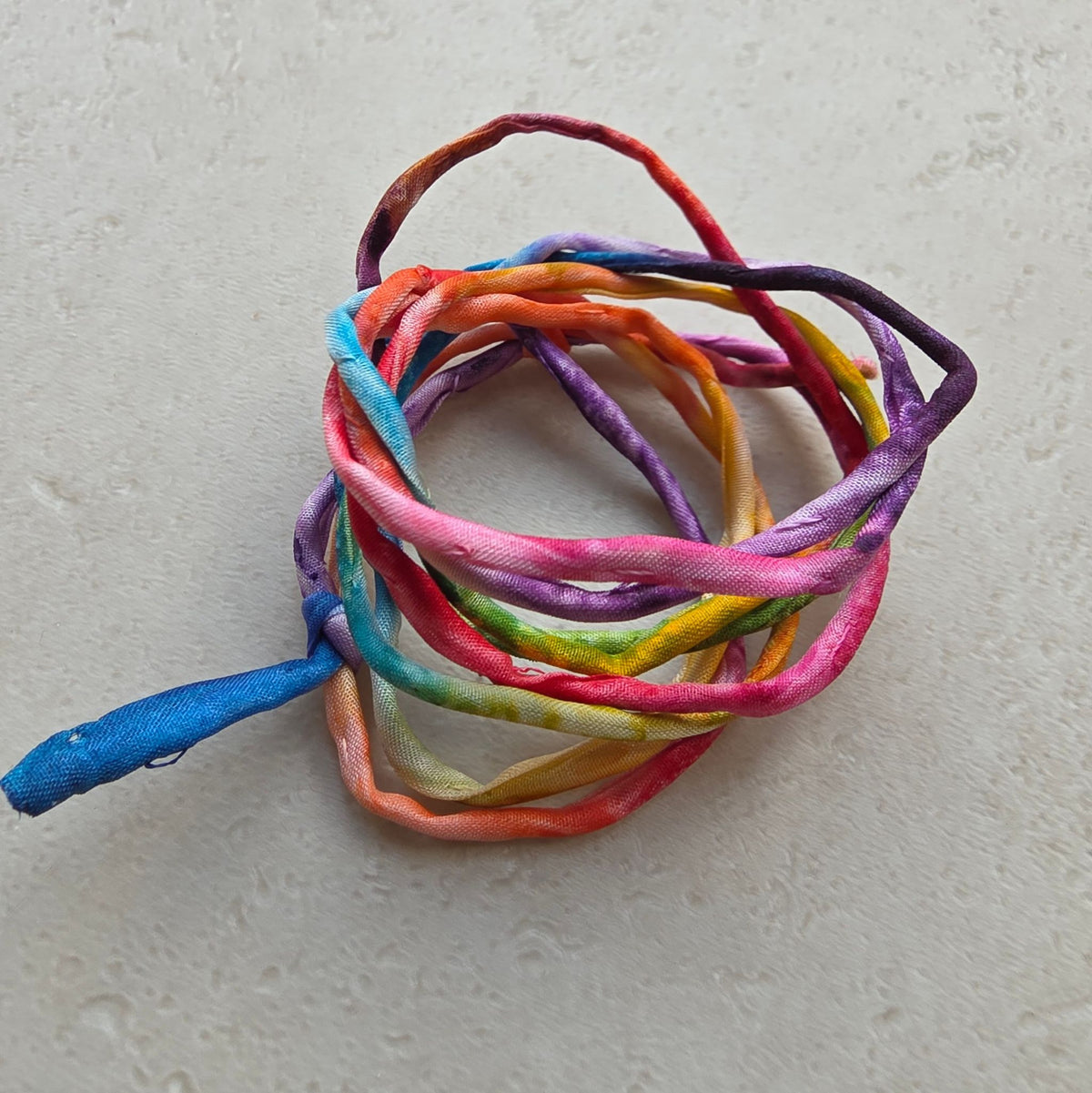 Handgeschilderd zijden armbandje Dansen regenboog