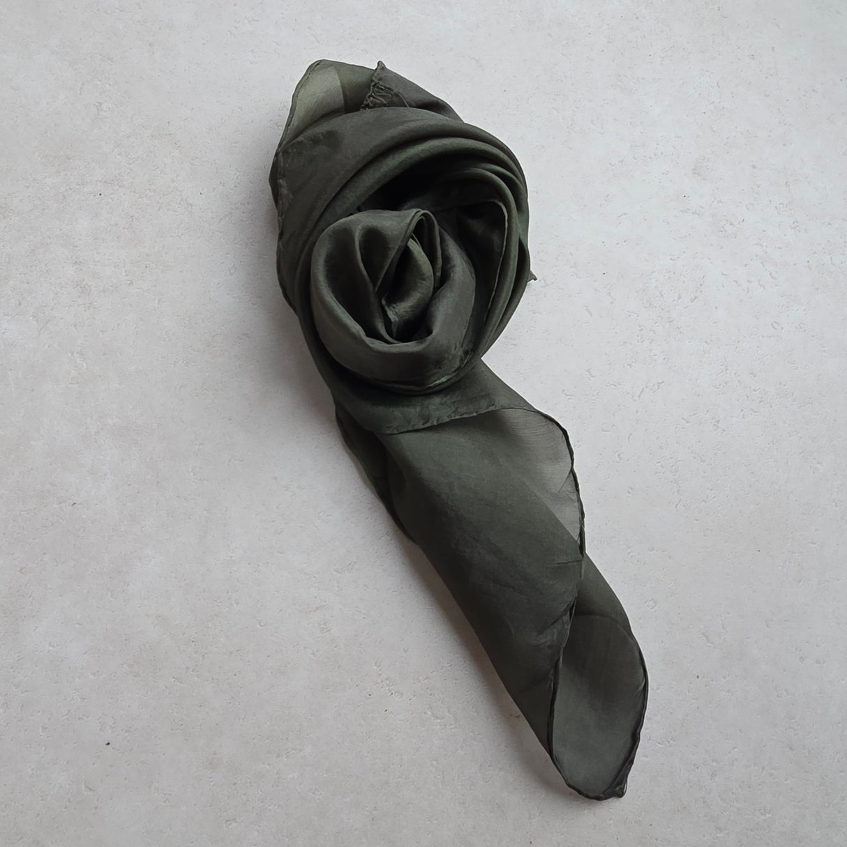 Zijden speeldoek DiepMos – diep mosgroen pangeverfd | 55 × 55 cm