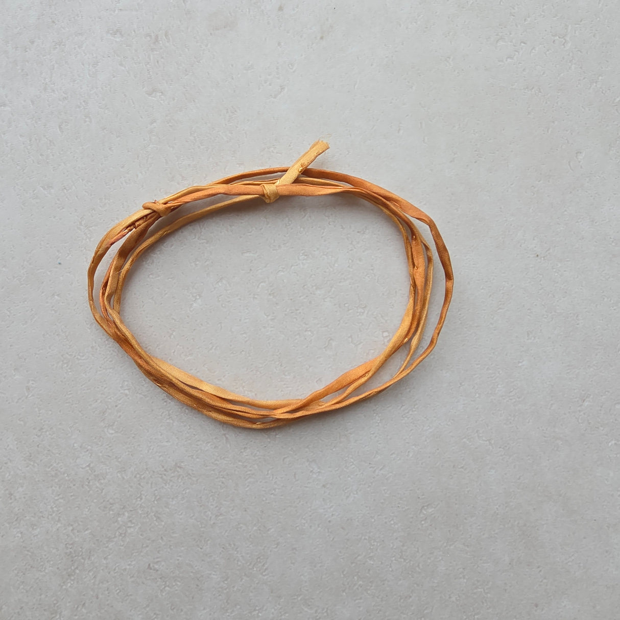 Handgeverfd zijden armbandje GoudenZon - goudgeel
