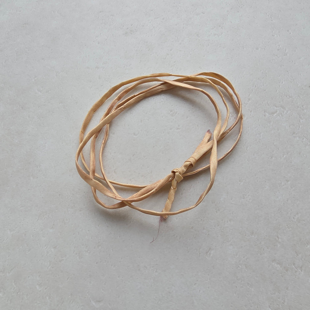 Handgeverfd zijden armbandje Ik draag je - zachtbruin