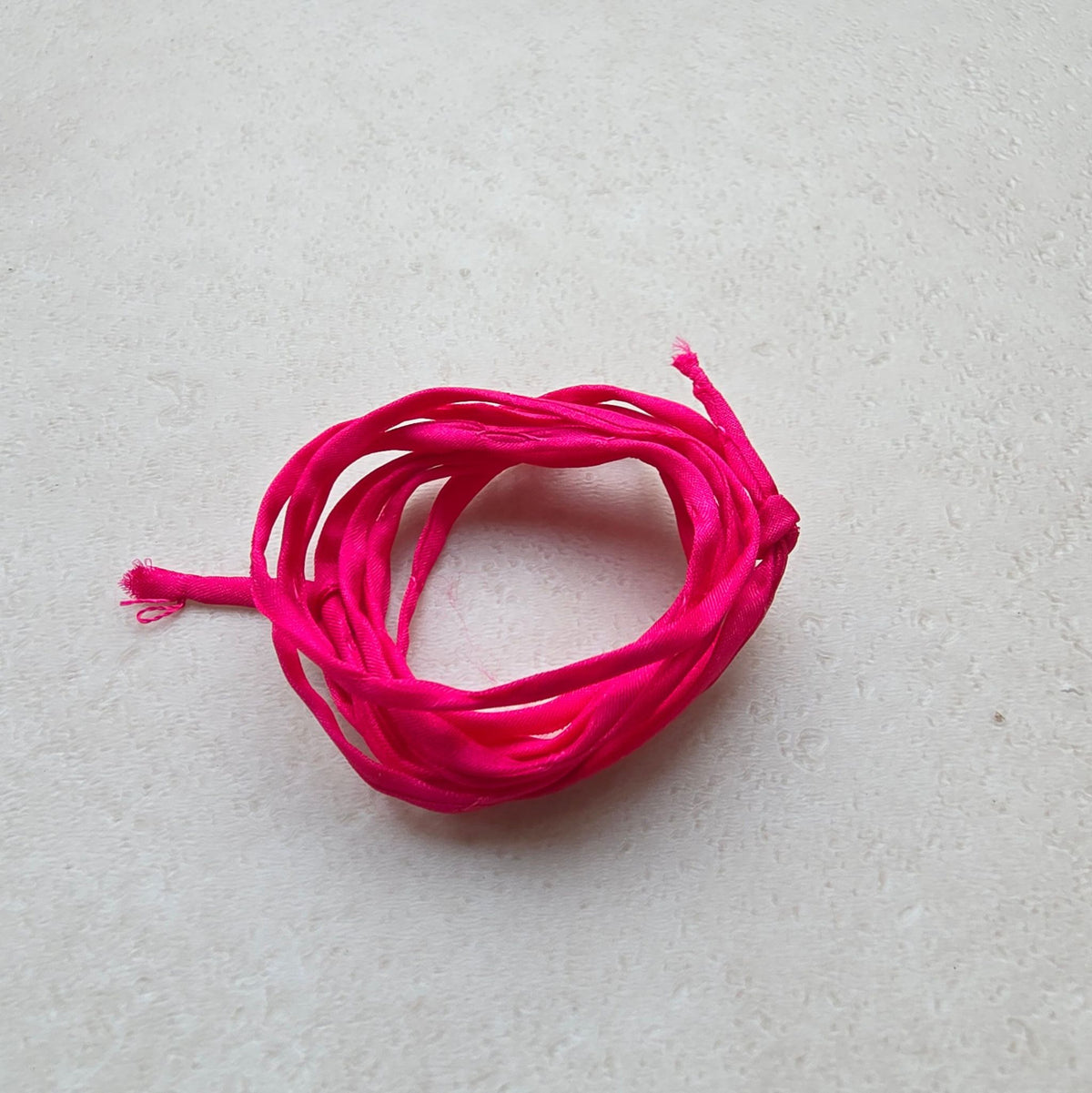 Handgeverfd zijden armbandje Magenta – magenta