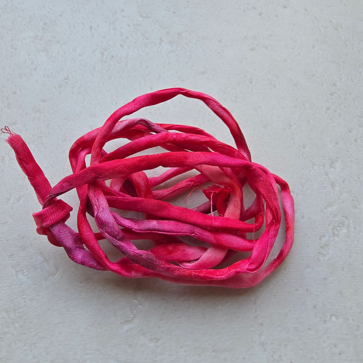 Zijden armbandje Mijn hart besluit rood handgeschilderd