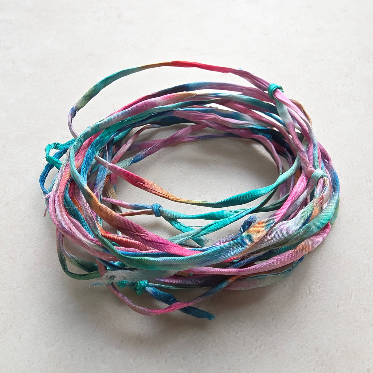 Handgeverfd zijden armbandje NieuwFundament - kleurrijk