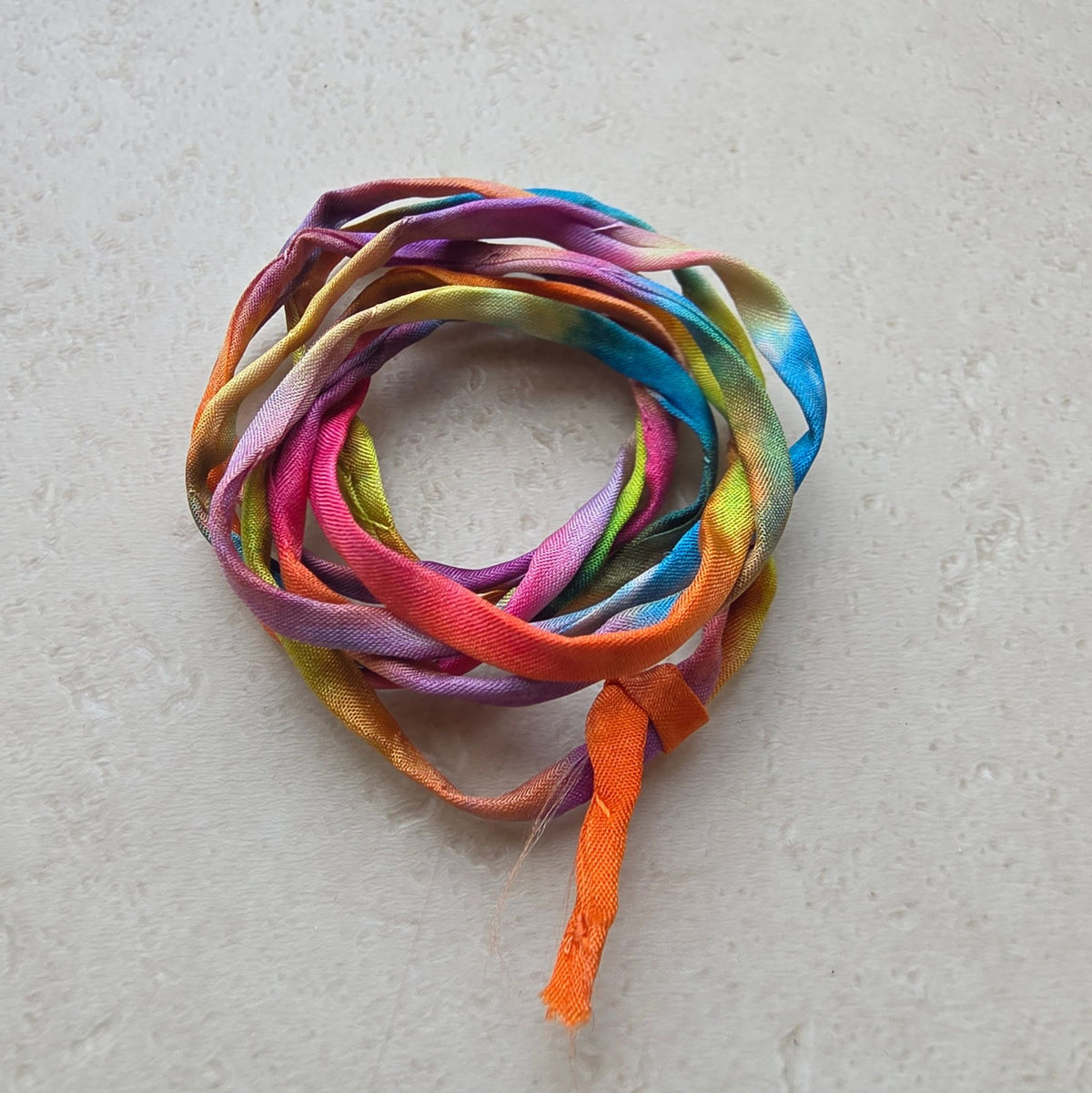 Handgeschilderd zijden armbandje Ritme regenboog