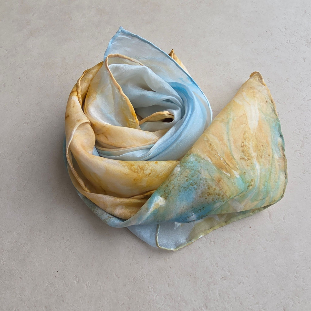 Zijden speeldoek Strand & Zee – handgeschilderd in lucht- en zandtinten | 55 × 55 cm