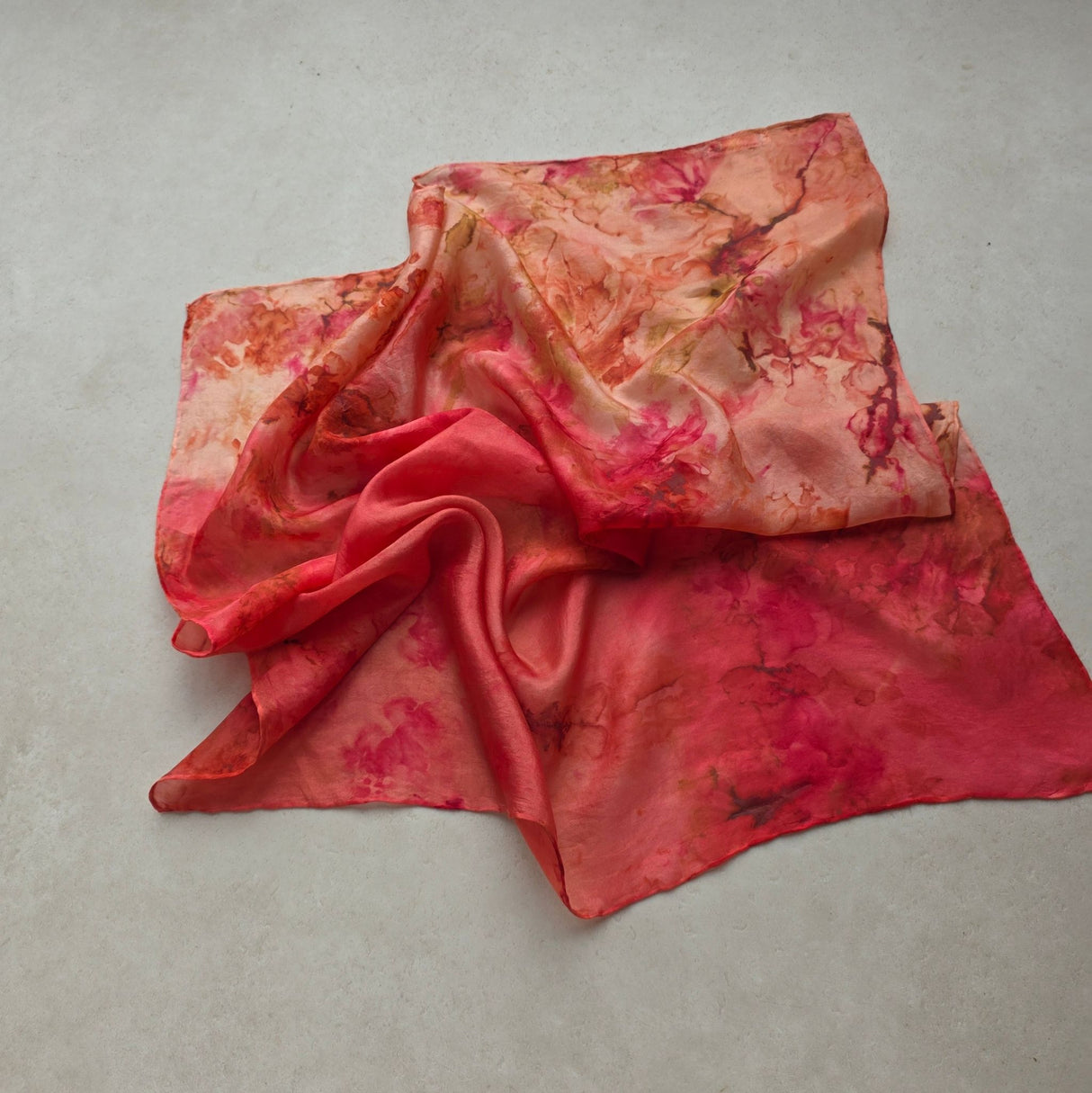 Zijden speeldoek Vuur – handgeschilderd in roest, bruin en goud | 55 × 55 cm