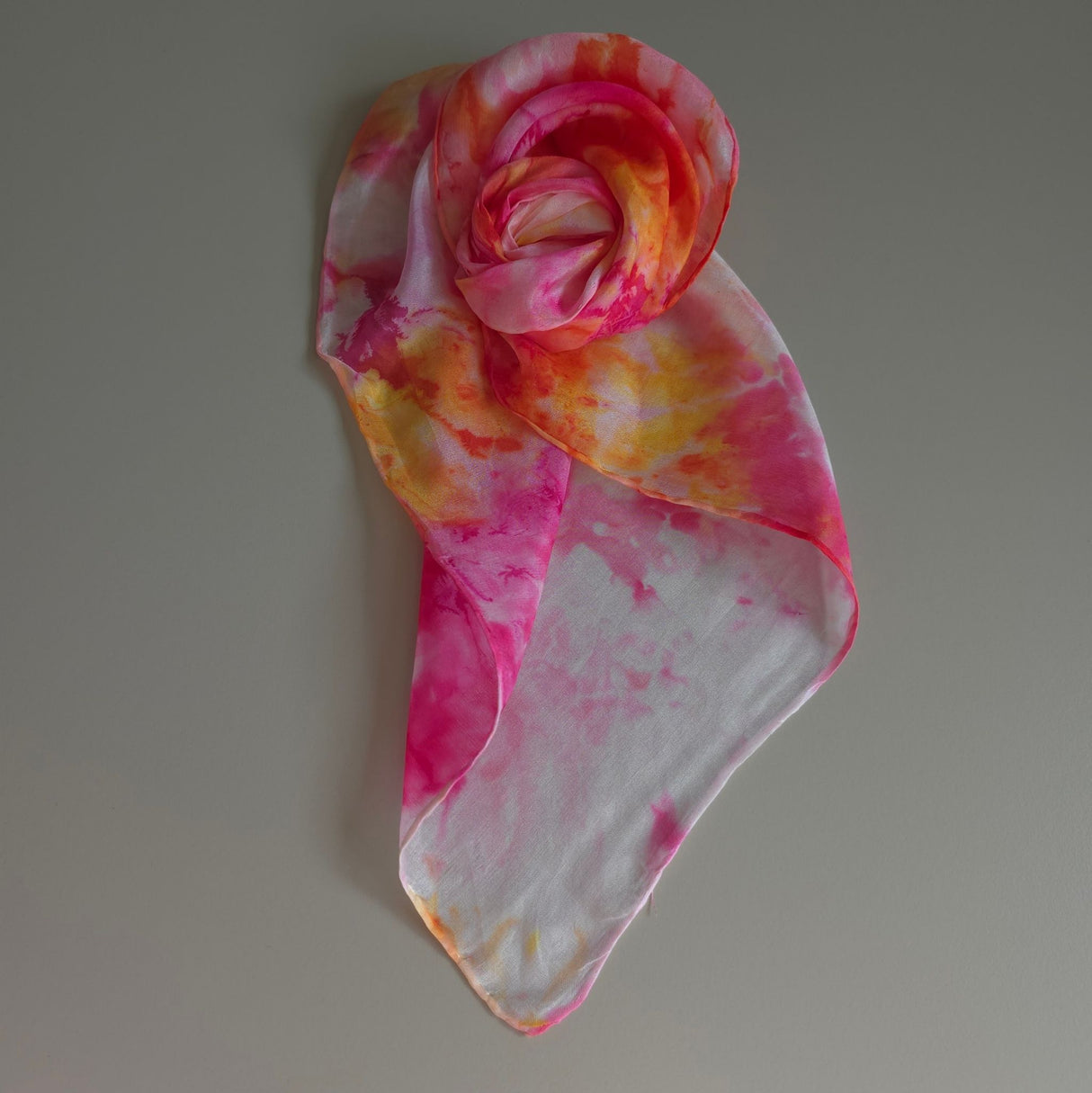 Zijden speeldoek Zomerdag – roze, geel en oranje handgeschilderd | 45 × 45 cm