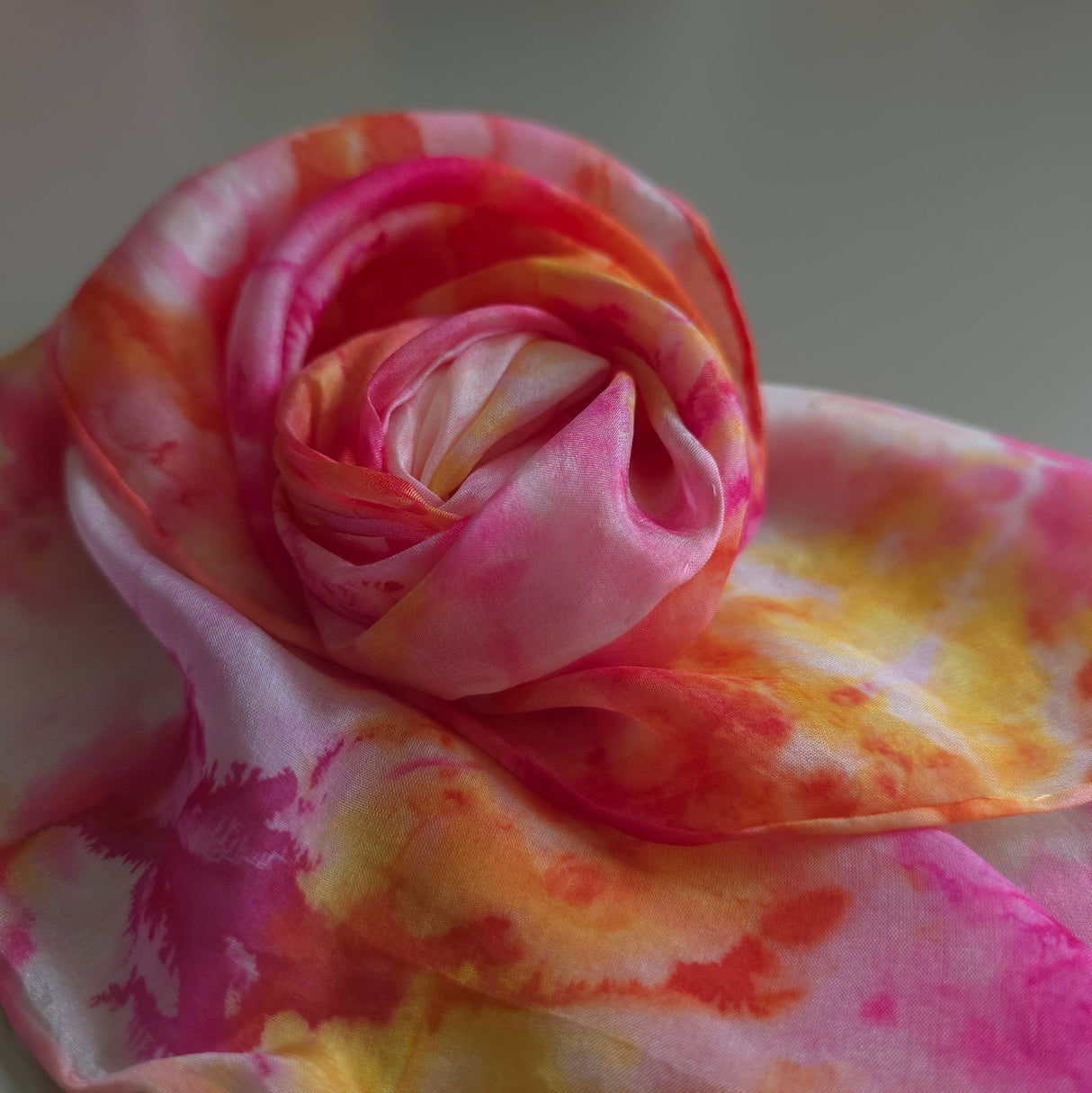 Zijden speeldoek Zomerdag – roze, geel en oranje handgeschilderd | 45 × 45 cm