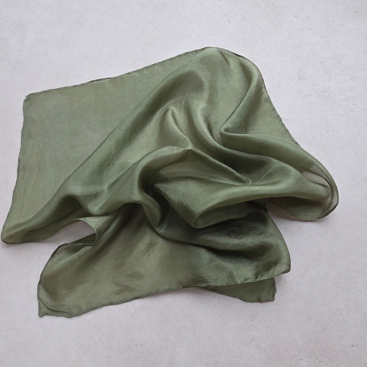 Zijden speeldoek ZachtMos – zacht mosgroen pangeverfd | 45 × 45 cm