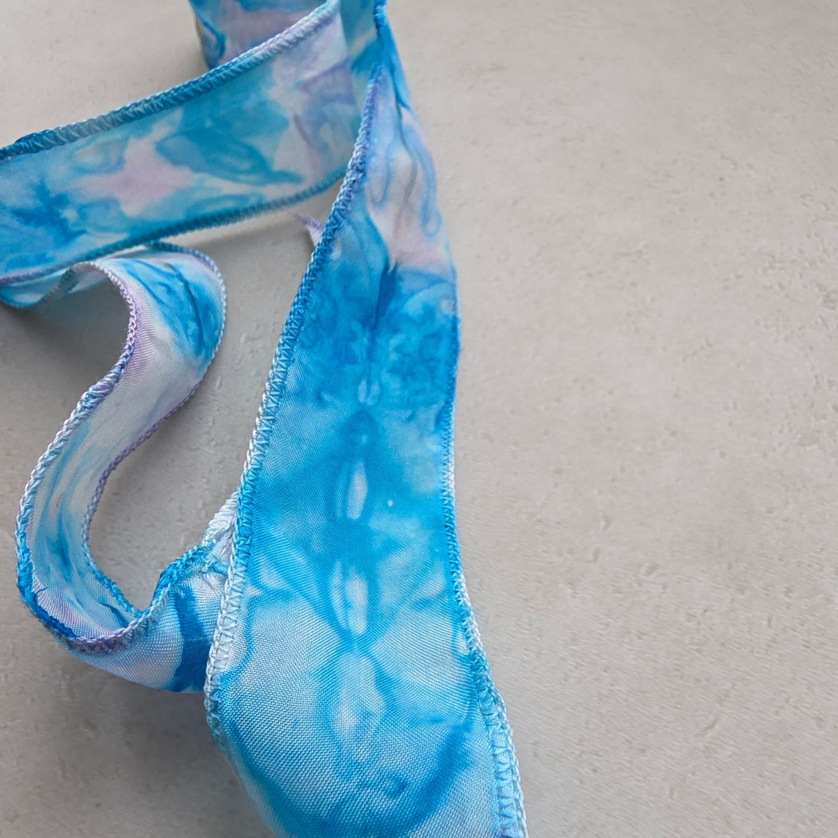 Zijden smal haarlint Blauwe Vlinder - 110 x 2 cm - blauw, lila en geel
