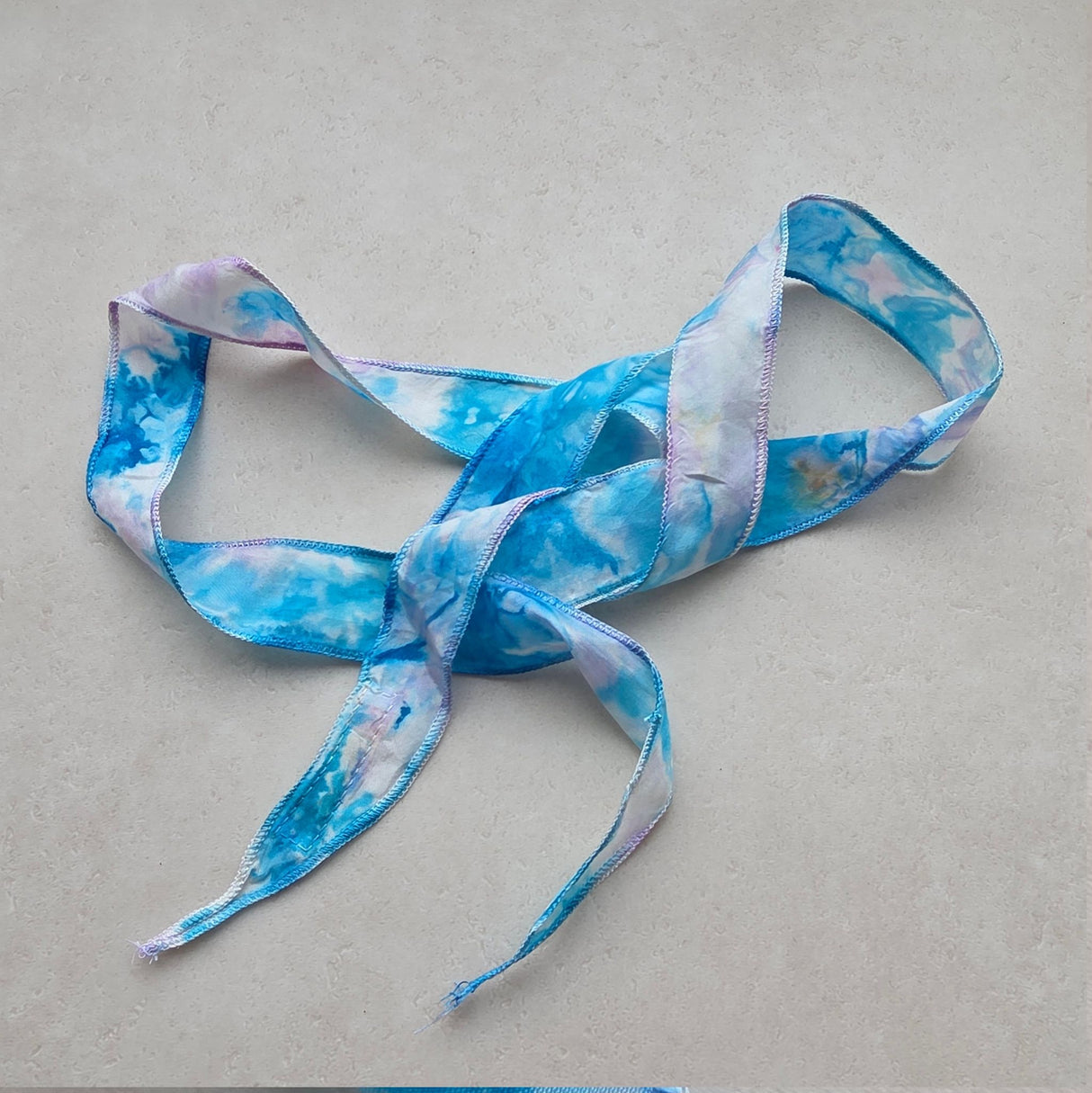 Zijden smal haarlint Blauwe Vlinder - 110 x 2 cm - blauw, lila en geel