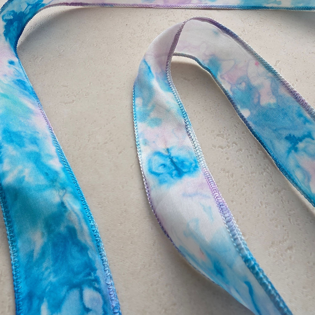 Zijden smal haarlint Blauwe Vlinder - 110 x 2 cm - blauw, lila en geel