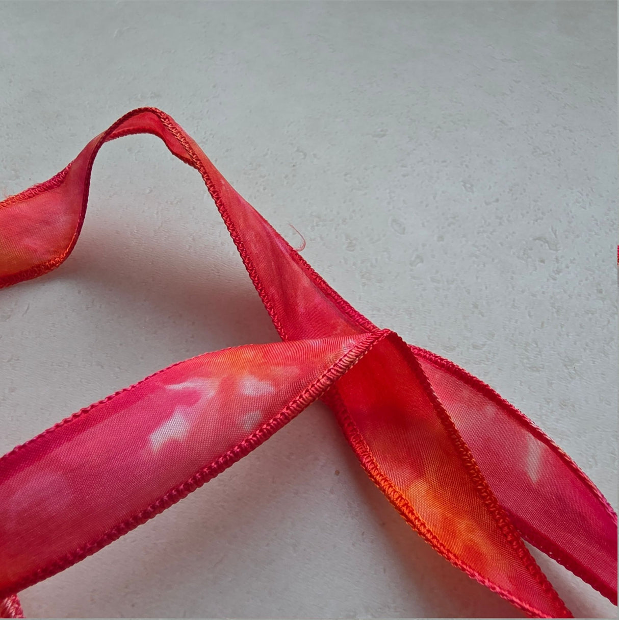 Zijden smal haarlint ZomerBloei - 110 x 2 cm - rood, magenta en oker