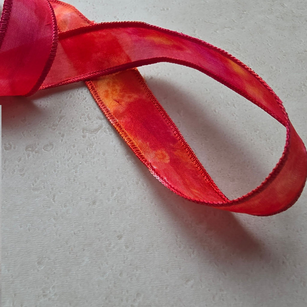 Zijden smal haarlint ZomerBloei - 110 x 2 cm - rood, magenta en oker