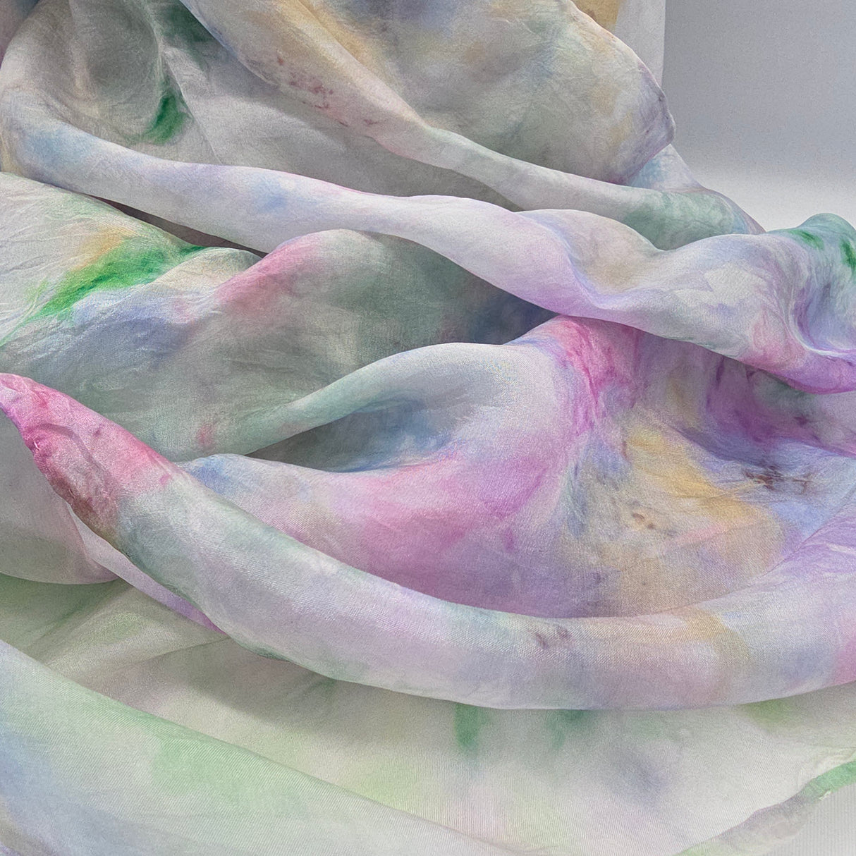 Handgeschilderde zijden sjaal Zacht 220x110 cm regenboogtinten