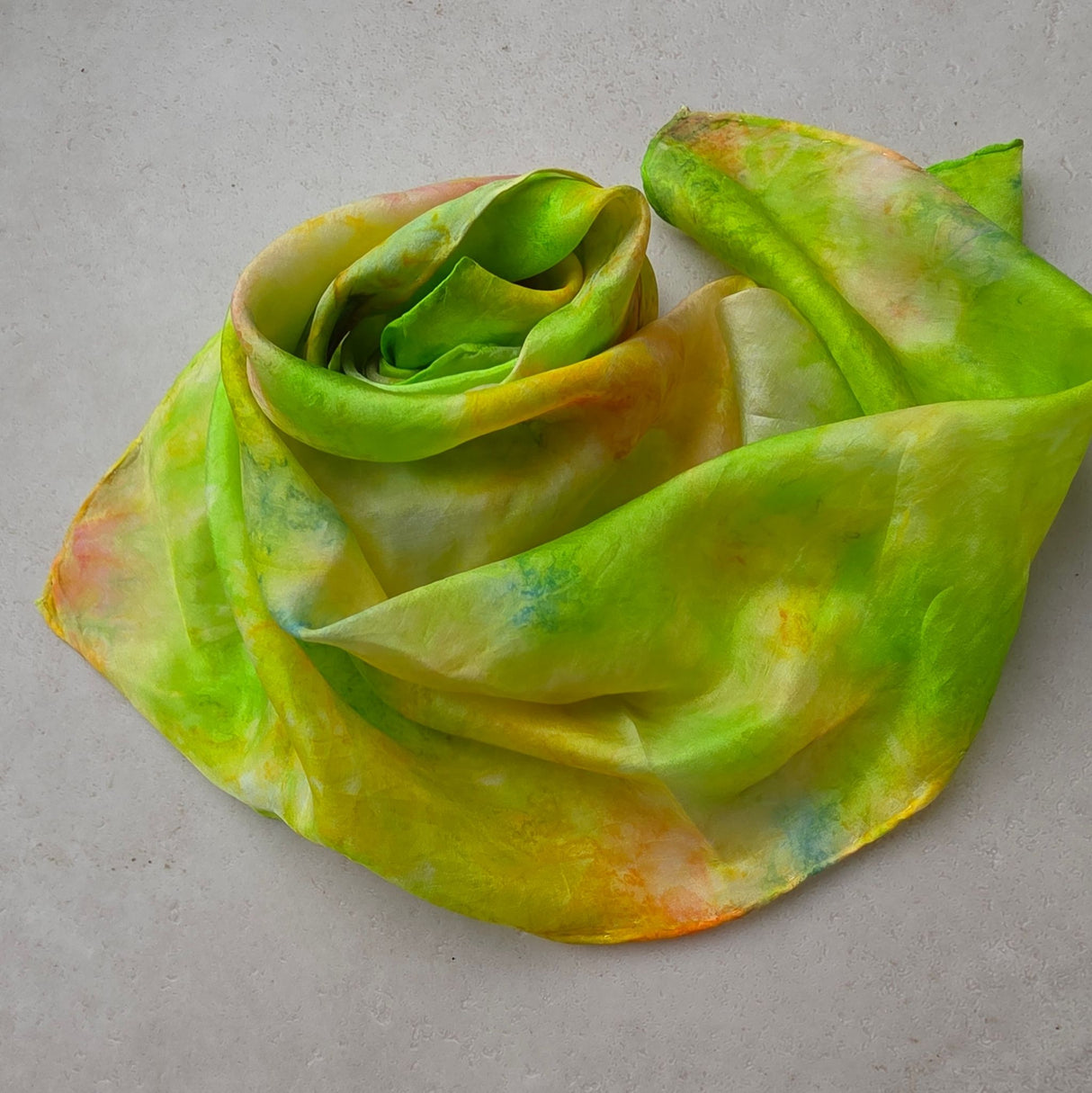 Zijden speeldoek Lente – handgeschilderd in lentekleuren | 55 × 55 cm