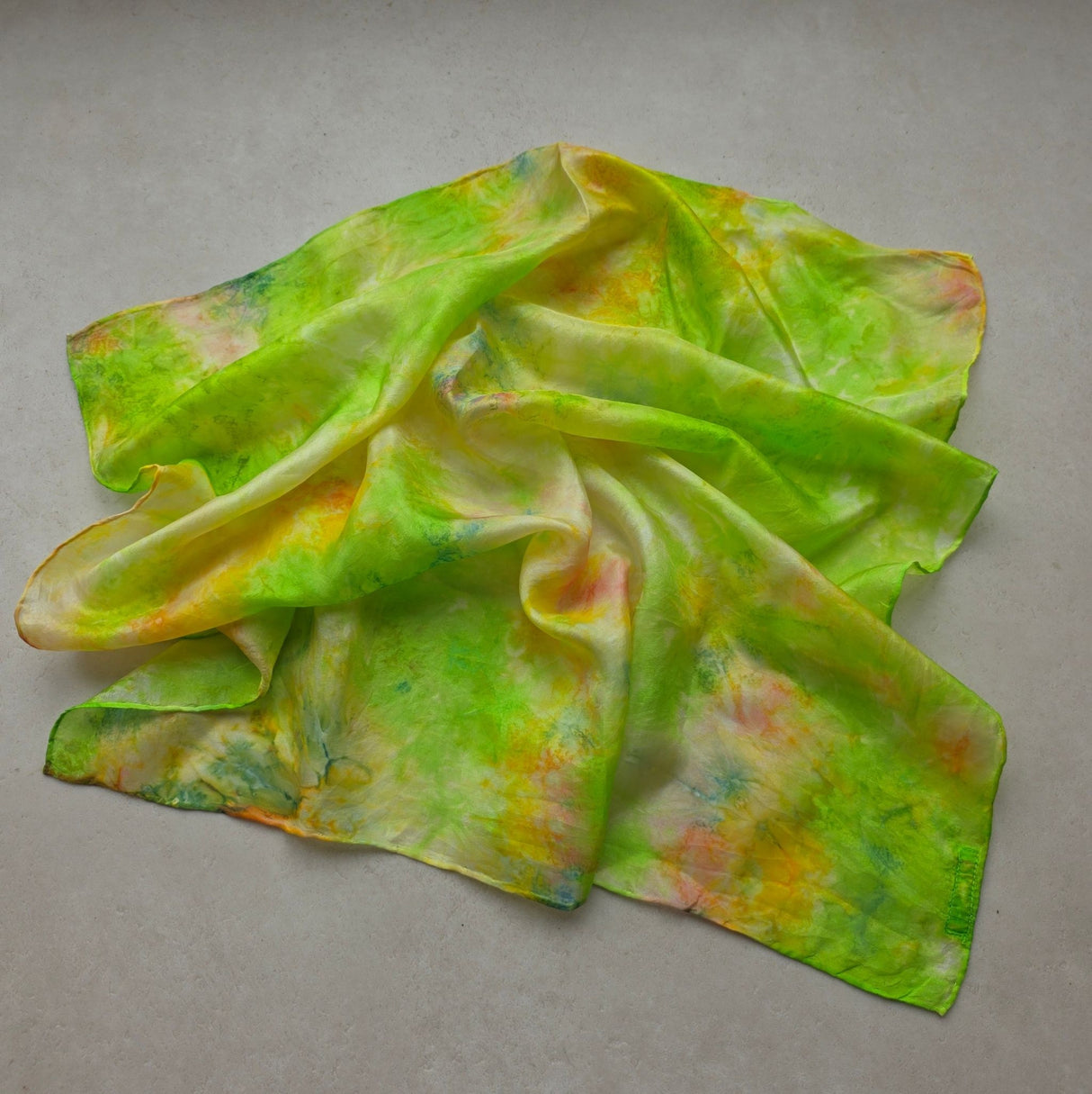 Zijden speeldoek Lente – handgeschilderd in lentekleuren | 55 × 55 cm