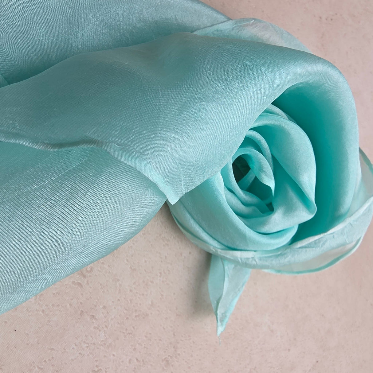 Zijden speeldoek MintyMint – uni pangeverfd mintgroen | 45 × 45 cm