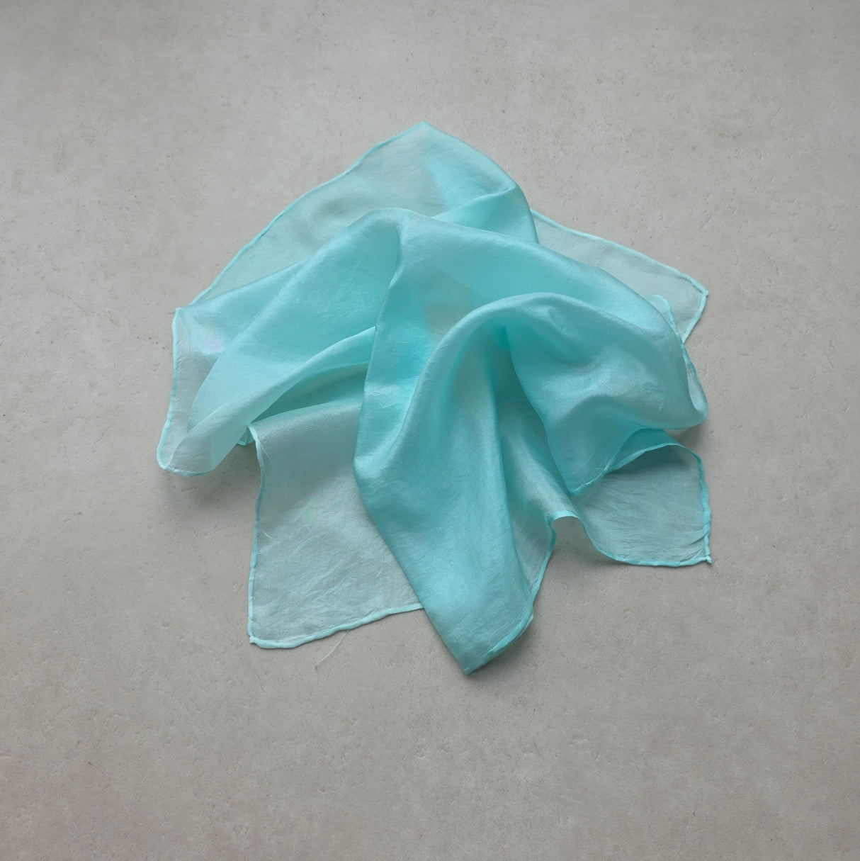 Zijden speeldoek MintyMint – uni pangeverfd mintgroen | 45 × 45 cm