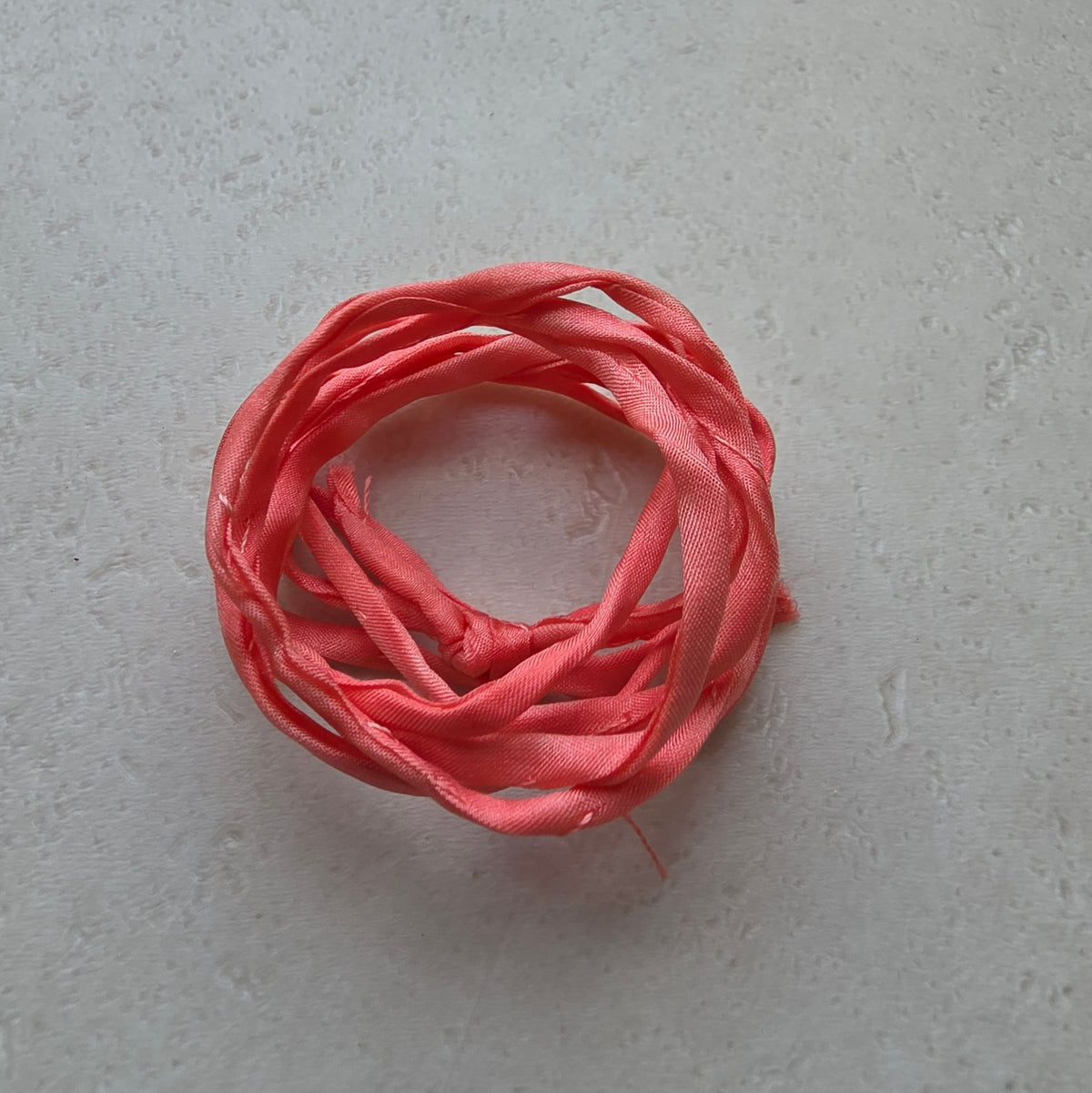 Handgeverfd zijden armbandje Zonnegloed zacht roze