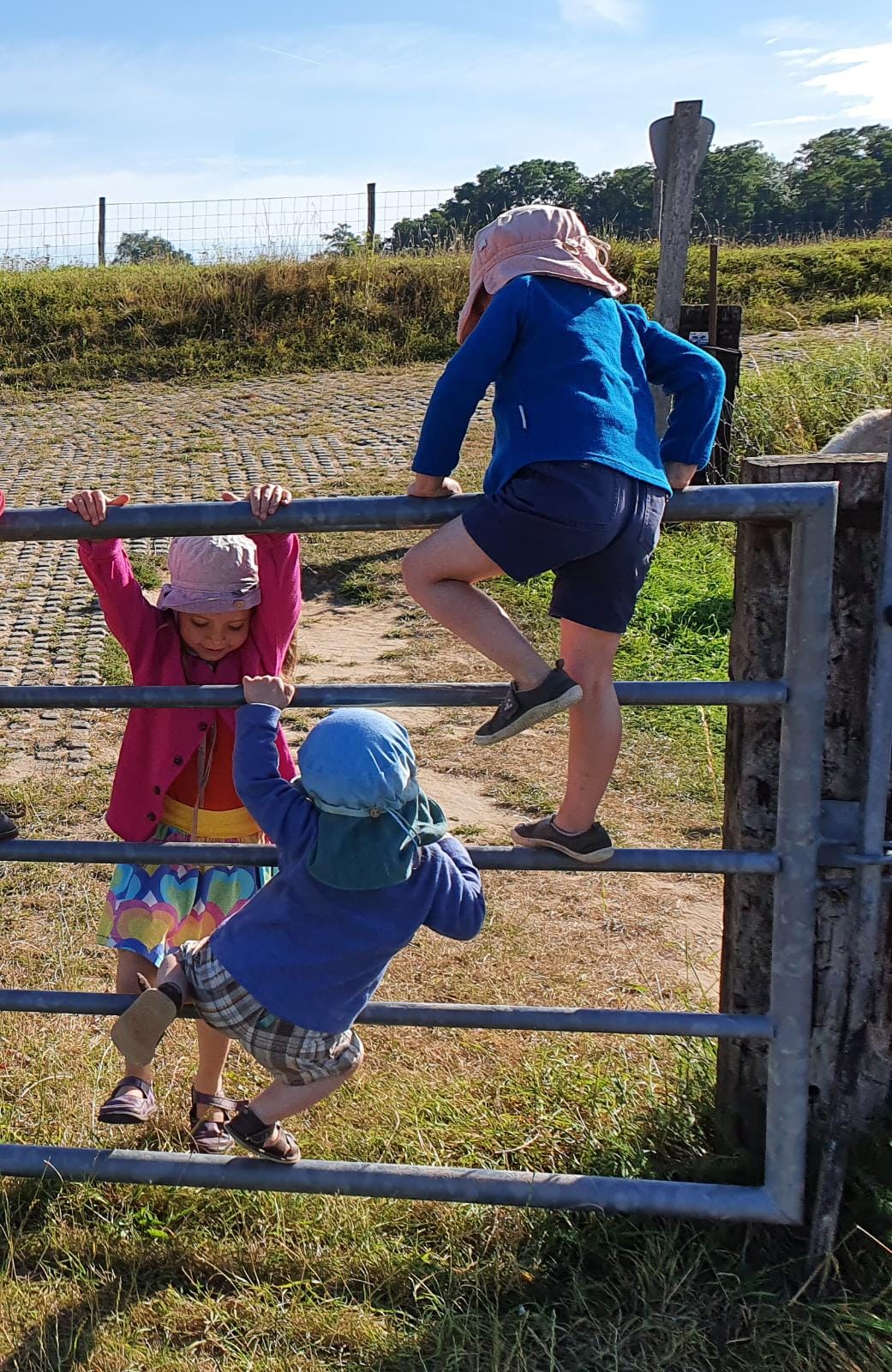 Zijden kinder zonnehoed met klep – bourette zijde UV bescherming