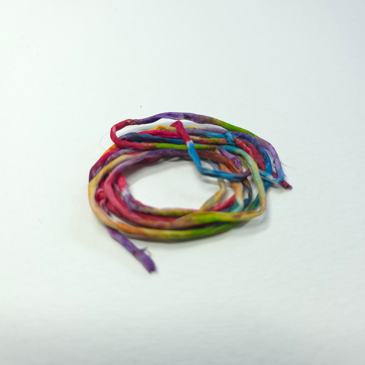 zijden armbandje regenboog handgeschilderd zonnestraaldraadje