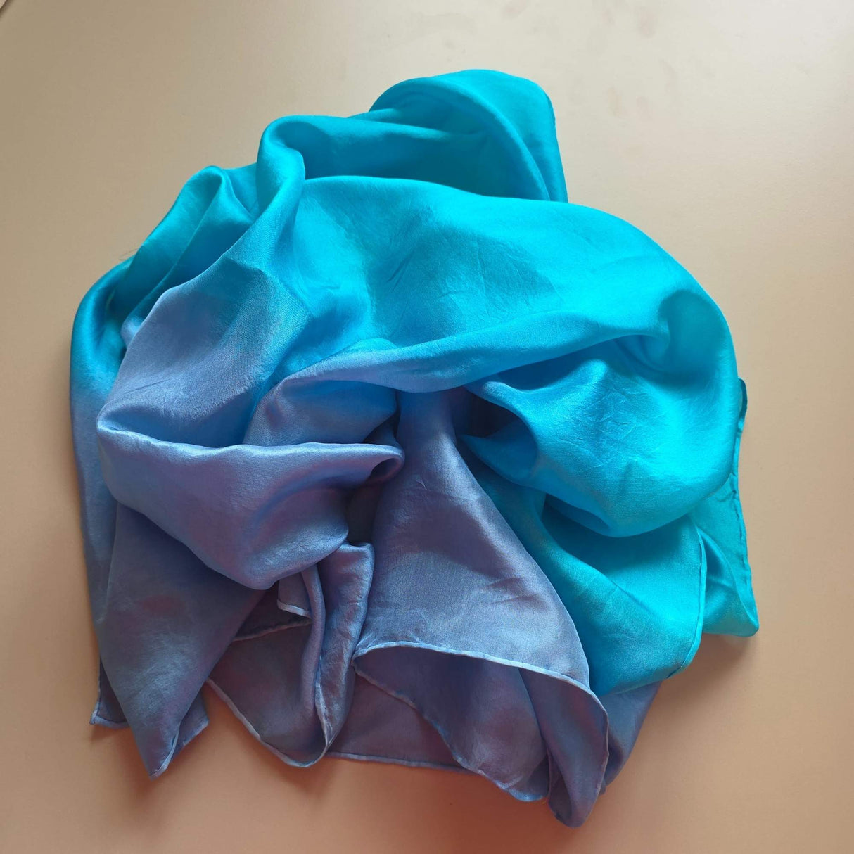 Zijden sjaal Golfslag – pangeverfd blauw 90x90 cm
