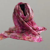 Handgeschilderde zijden sjaal IK BEN hier – roze, goud en bruintinten | 230 × 52 cm