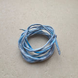 Handgeschilderd zijden armbandje Alles oké blauw wit
