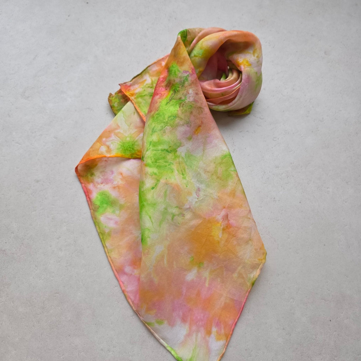 Zijden speeldoek Bloempje – zalmroze, groen, roze en geel handgeschilderd | 45 × 45 cm
