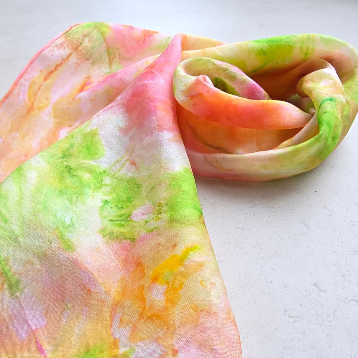 Zijden speeldoek Bloempje – zalmroze, groen, roze en geel handgeschilderd | 45 × 45 cm