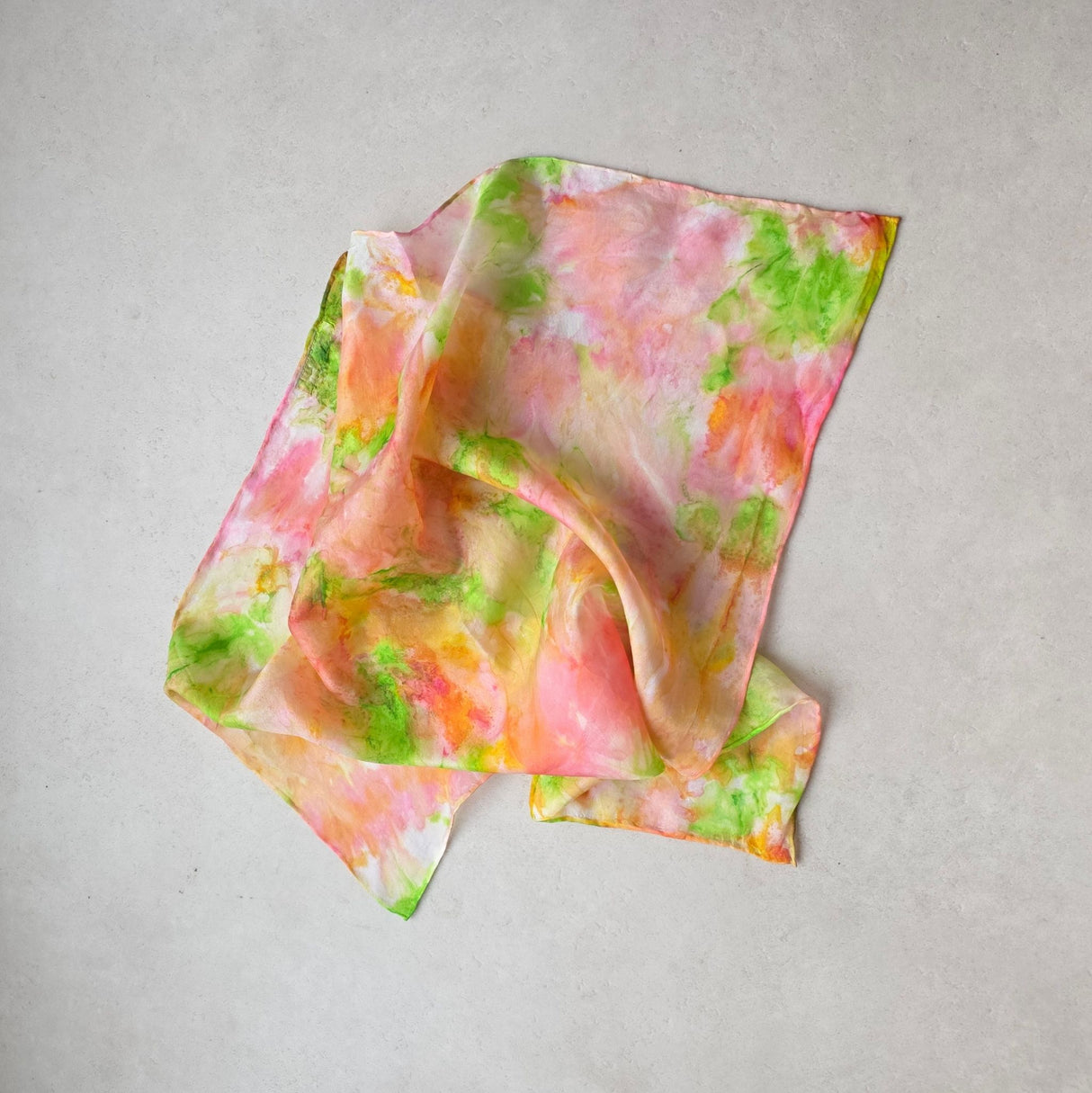 Zijden speeldoek Bloempje – zalmroze, groen, roze en geel handgeschilderd | 45 × 45 cm