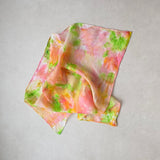 Zijden speeldoek Bloempje – zalmroze, groen, roze en geel handgeschilderd | 45 × 45 cm