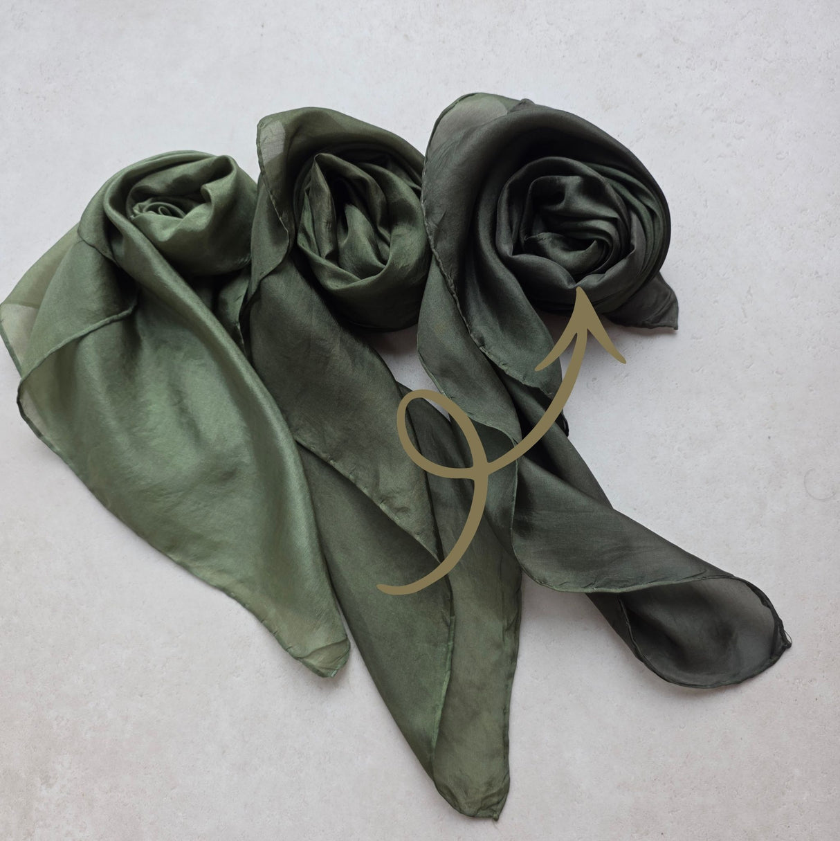 Zijden speeldoek DiepMos – diep mosgroen pangeverfd | 55 × 55 cm