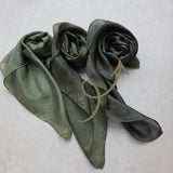 Zijden speeldoek DiepMos – diep mosgroen pangeverfd | 55 × 55 cm