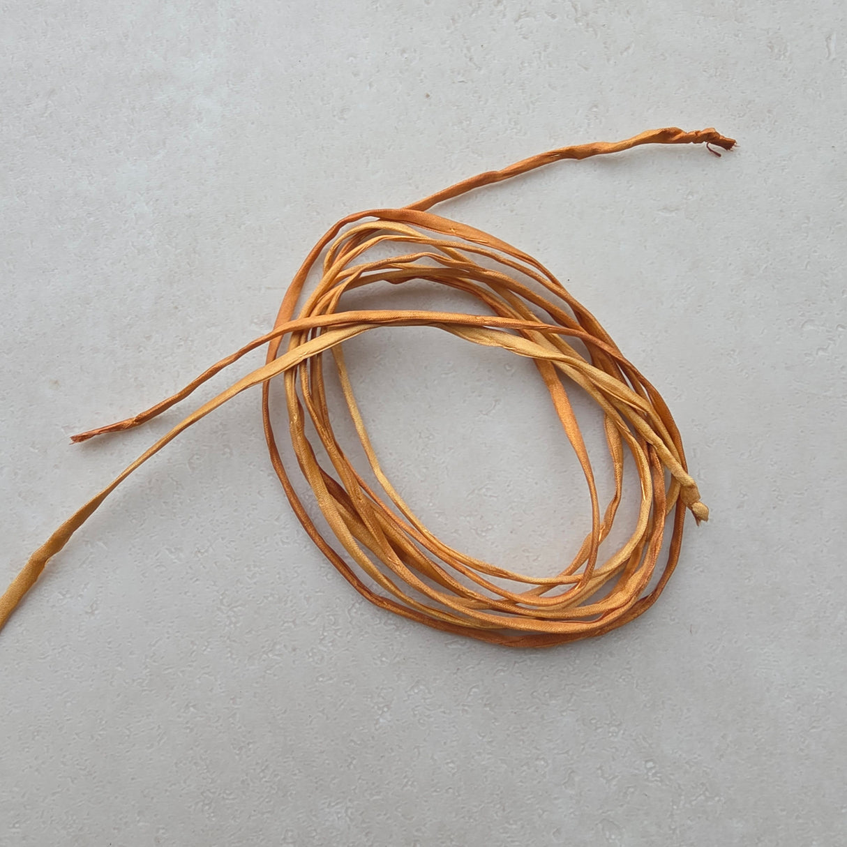Handgeverfd zijden armbandje GoudenZon - goudgeel