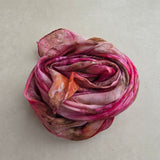 Handgeschilderde zijden sjaal IK BEN hier – roze, goud en bruintinten | 230 × 52 cm