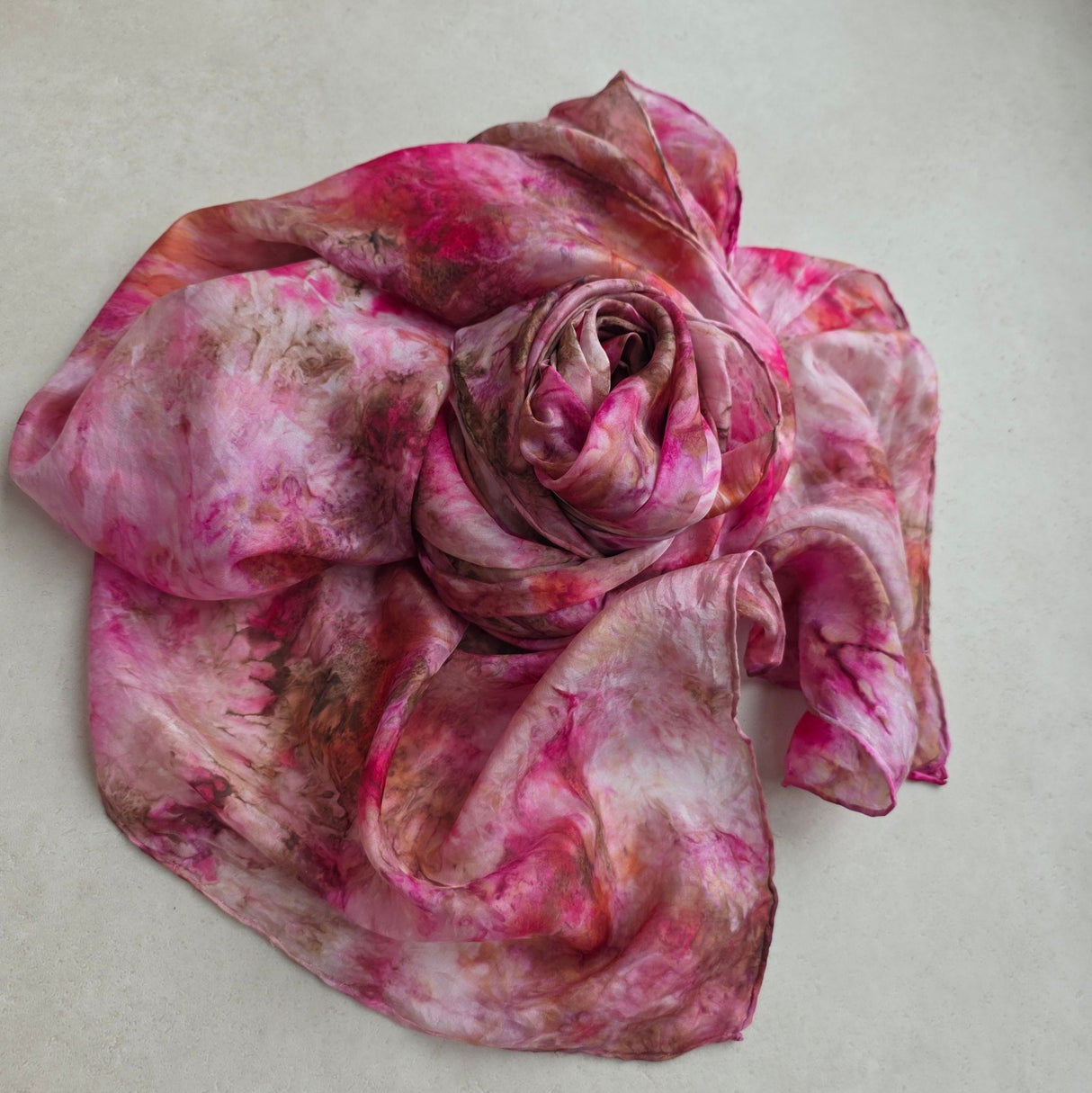 Handgeschilderde zijden sjaal IK BEN hier – roze, goud en bruintinten | 230 × 52 cm