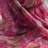Handgeschilderde zijden sjaal IK BEN hier – roze, goud en bruintinten | 230 × 52 cm
