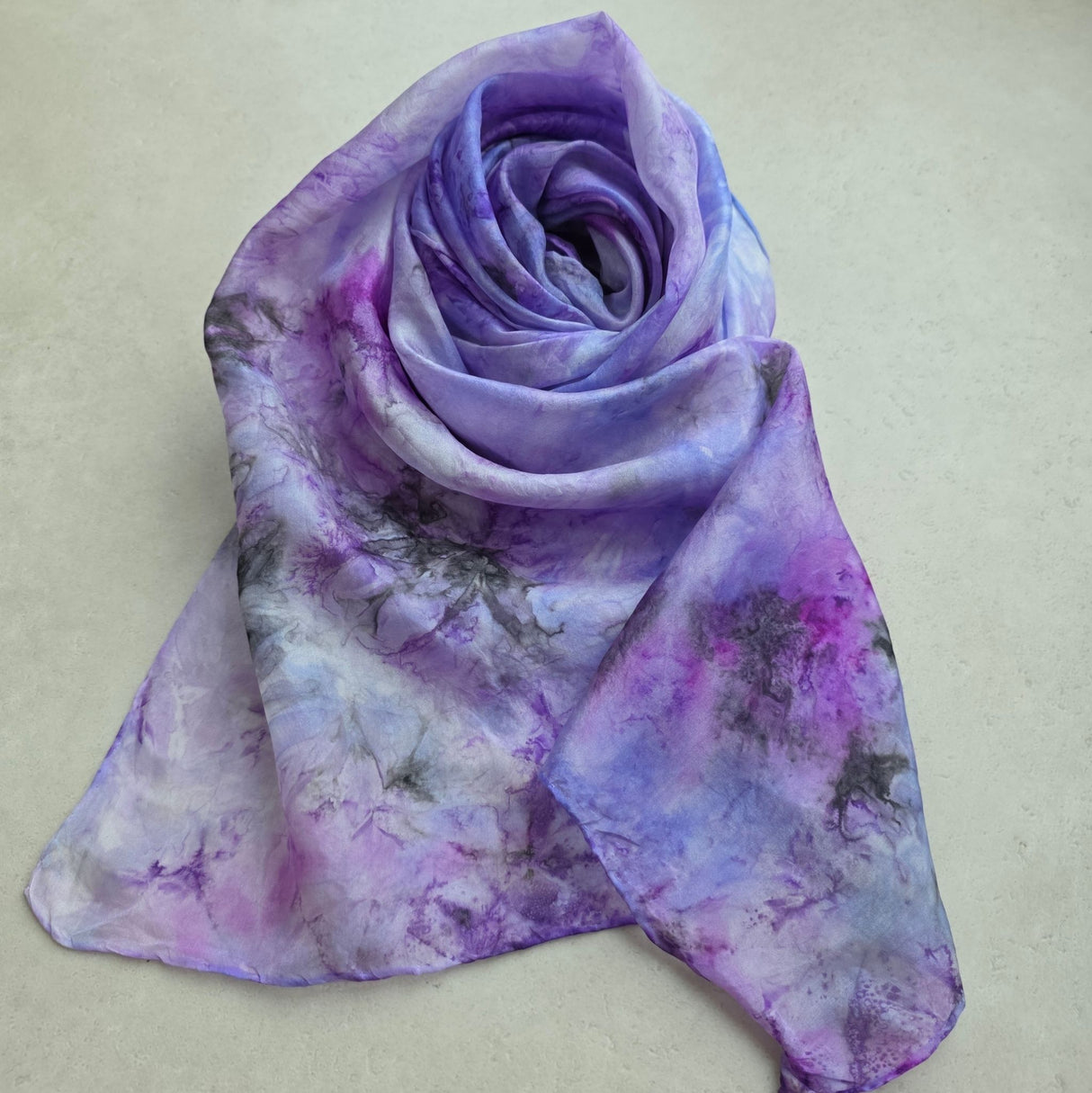 Handgeschilderde zijden sjaal IK voel mij –  zachtlila en paarstinten | 180 × 45 cm