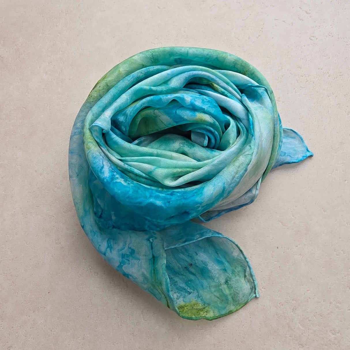 Handgeschilderde zijden sjaal ZeeWier – zachtgroen, oceaanblauw en zeewiergroen | 90 × 90 cm