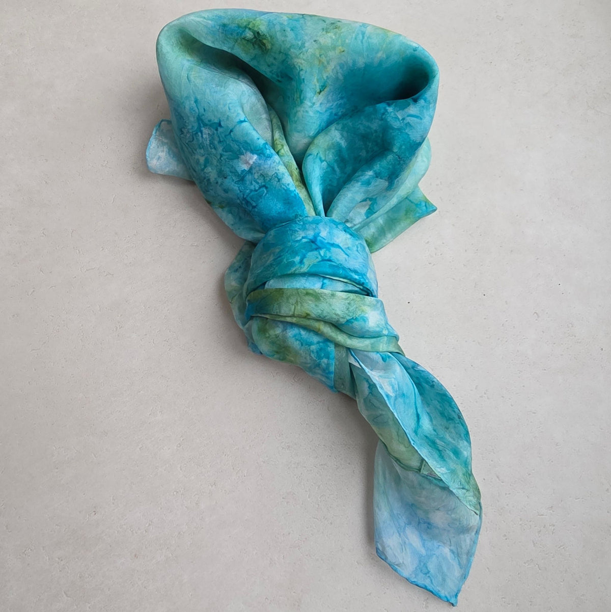 Handgeschilderde zijden sjaal ZeeWier – zachtgroen, oceaanblauw en zeewiergroen | 90 × 90 cm