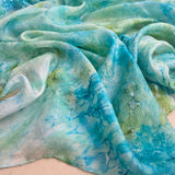 Handgeschilderde zijden sjaal ZeeWier – zachtgroen, oceaanblauw en zeewiergroen | 90 × 90 cm