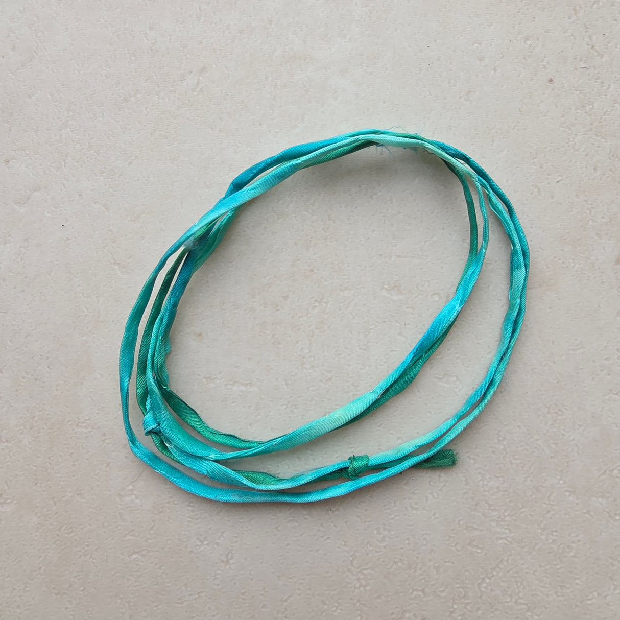 Handgeverfd zijden armbandje Smaragd - smaragdgroen