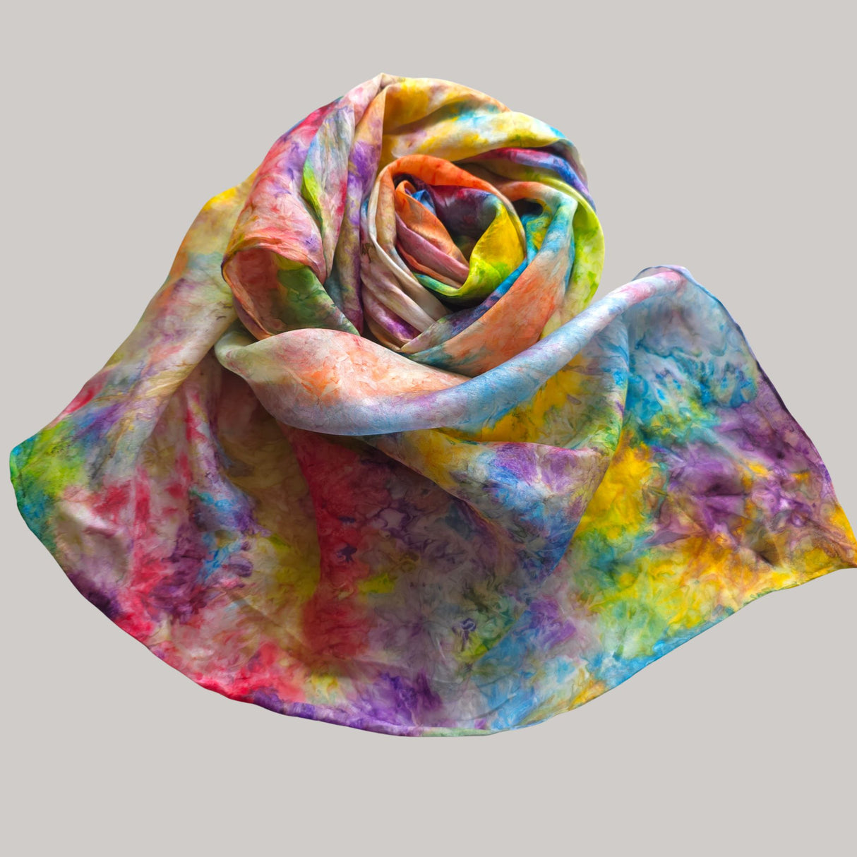 Handgeschilderde zijden sjaal Om mij heen 90x90 cm regenboogtinten