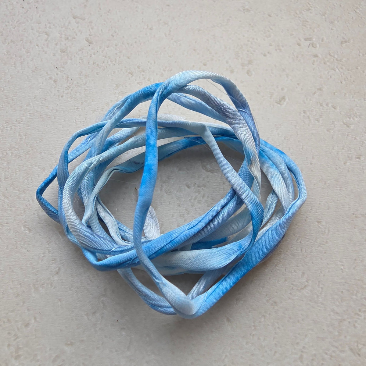 Zijden armbandje Water & Lucht handgeschilderd – zonnestraaldraadje blauw
