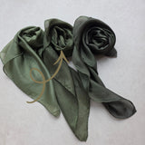 Zijden speeldoek MosGroen – mosgroen pangeverfd | 52 × 52 cm