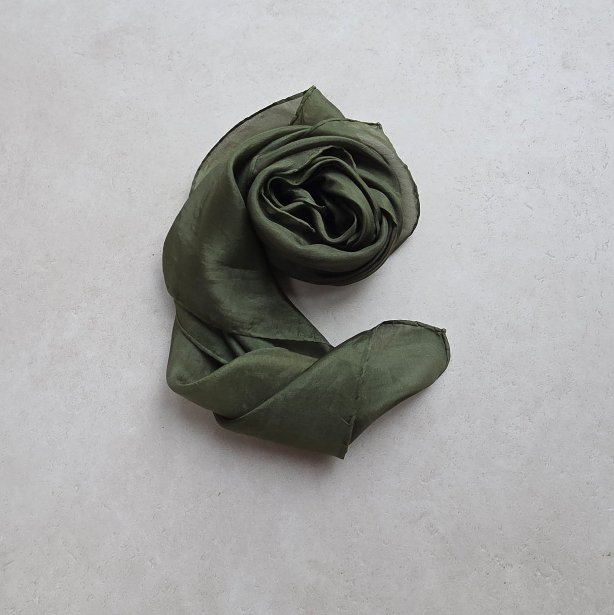 Zijden speeldoek MosGroen – mosgroen pangeverfd | 52 × 52 cm