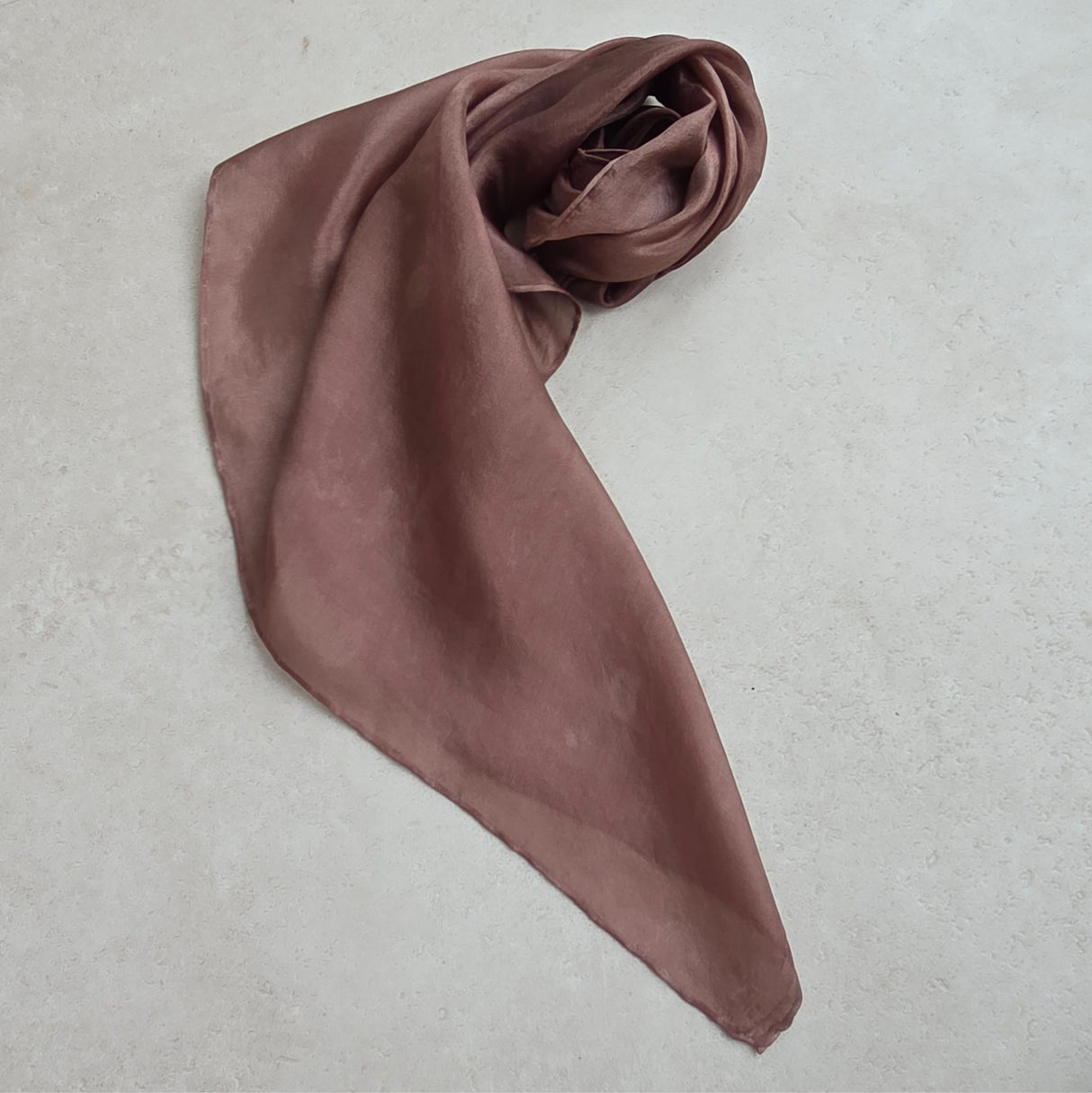 Zijden speeldoek NevelBruin – bruin mêlee pangeverfd | 45 × 45 cm