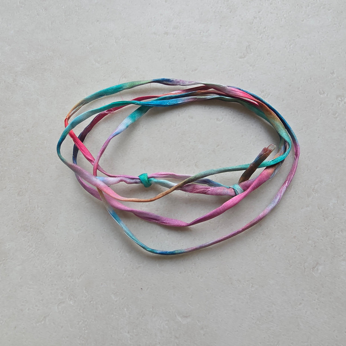 Handgeverfd zijden armbandje NieuwFundament - kleurrijk